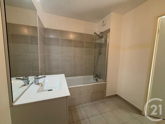 Appartement F3 à louer - 3 pièces - 58.57 m2 - SAVIGNY LE TEMPLE - 77 - ILE-DE-FRANCE - Century 21 Ougier